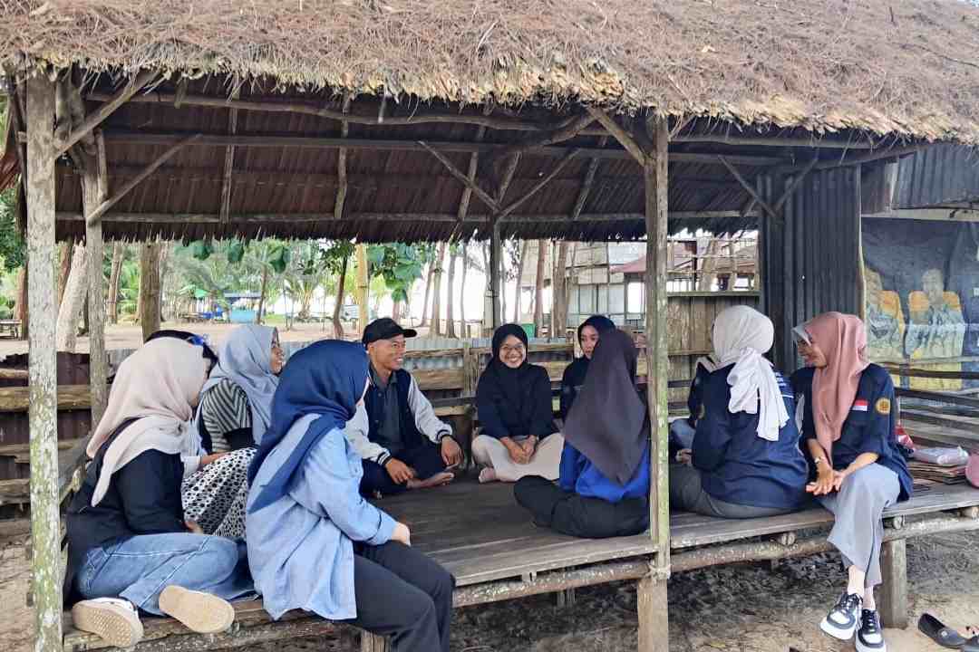 Perkuat Solidaritas, Mahasiswa PGMI UNISSAS Gelar Gathering di Pantai Cemara Paloh