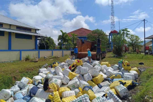 Bea Cukai Musnahkan 500 Bale Pakaian Bekas Ilegal di Entikong, Nilainya Capai Miliaran Rupiah