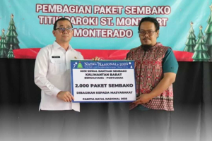 Sekda Bengkayang Salurkan Bantuan Sembako Presiden Prabowo di Monterado