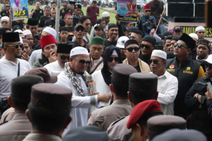 Geruduk Mapolda Kalbar, Massa Tuntut Pembubaran Tarekat Al-Mu’min dan Adili Pimpinannya