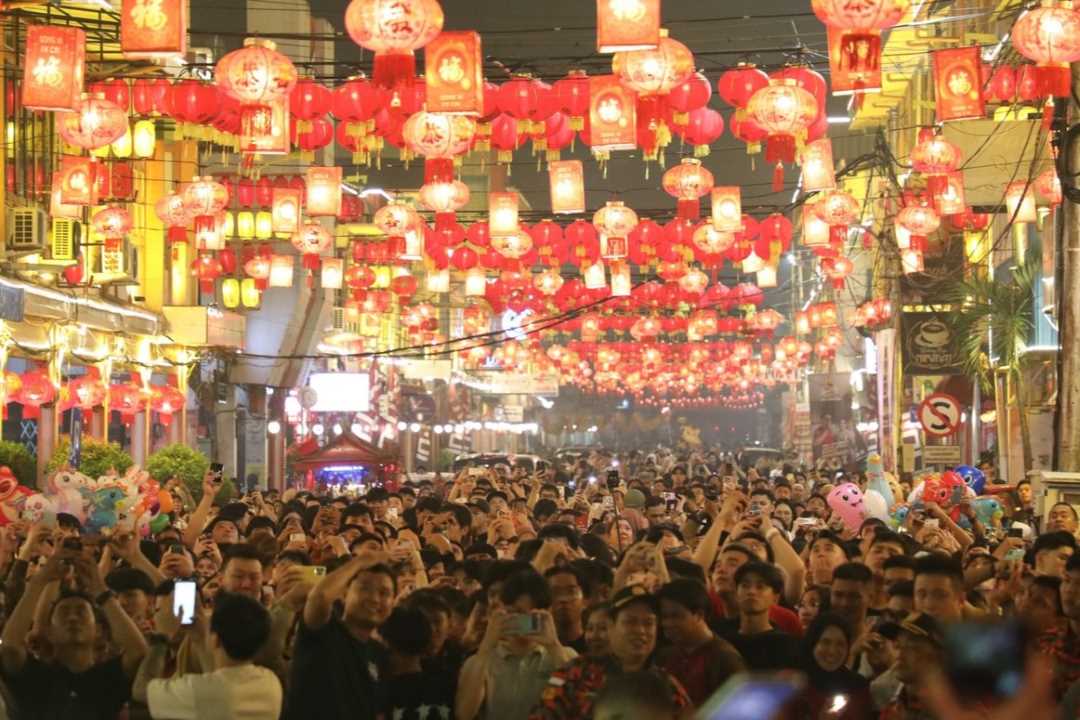 Penyalaan Kembang Api di Vihara Bumi Raya Tandai Kebangkitan Ekonomi dan Pariwisata Singkawang 2026