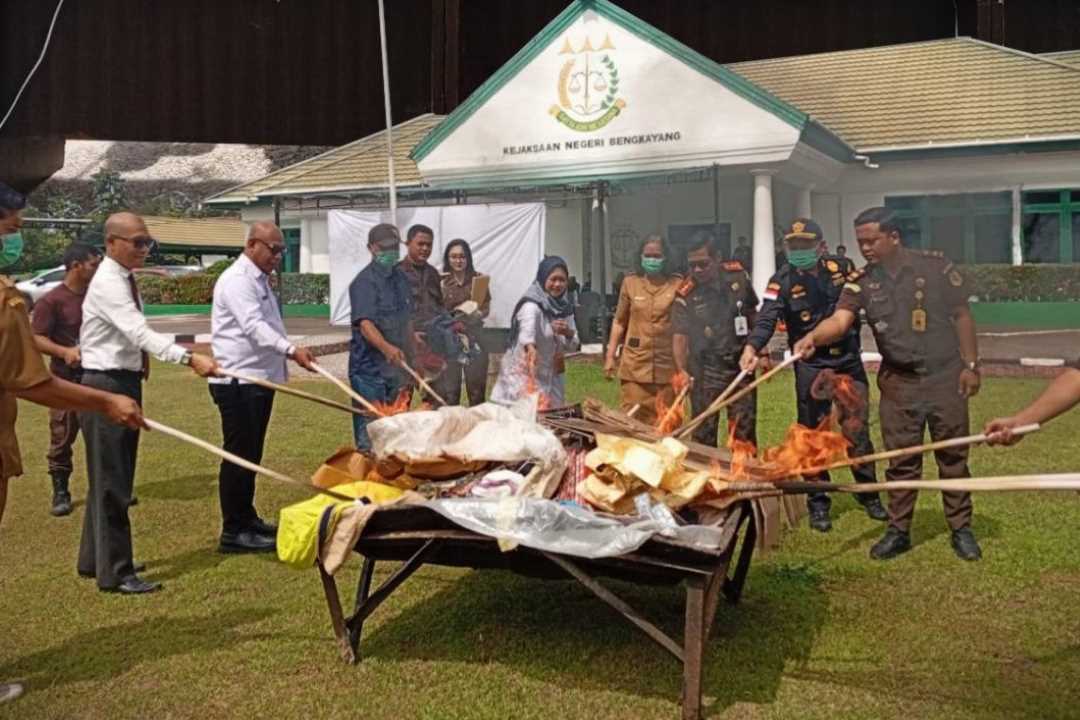 Kejari Bengkayang Blender Sabu dan Bakar 19 Bal Lelong Hasil Sitaan Perkara Inkracht